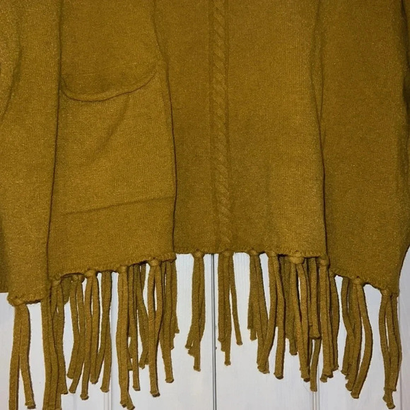 Vintage mustard yellow turtle neck sweater poncho with Tassels hem Sz M - Picture 8 of 10